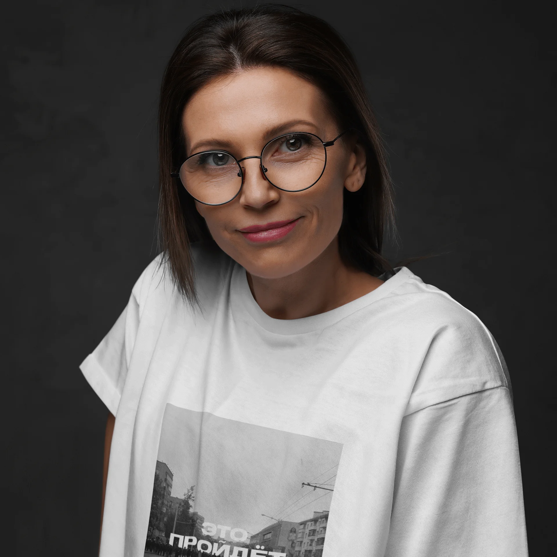 Белая футболка znivien «Это пройдёт» с коллажем Фотонегативки на модели