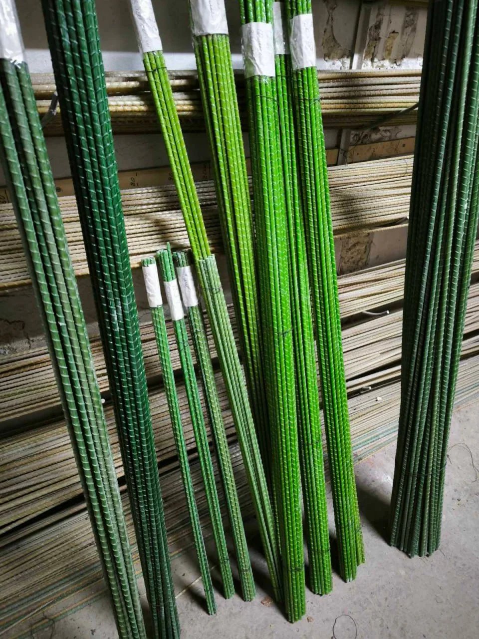 Зелені кілочки для підв'язки помідорів