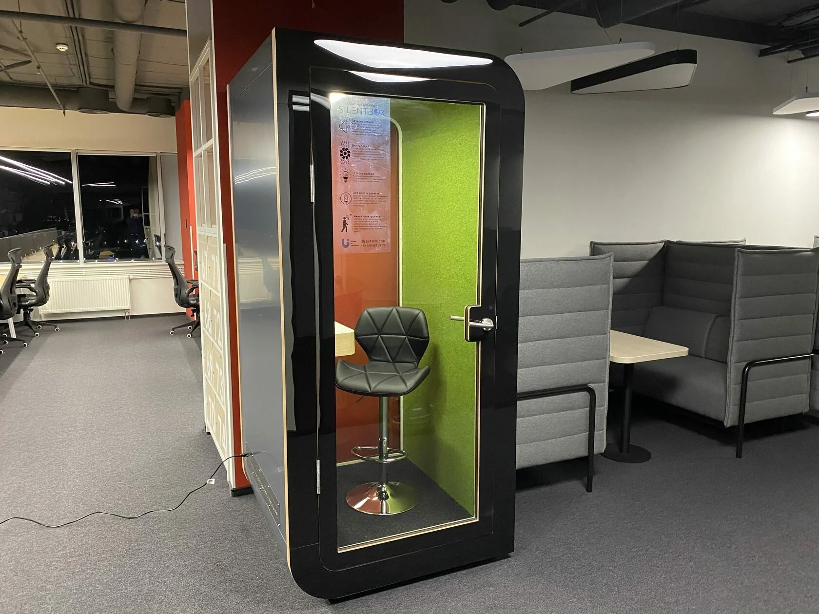 Akustická kabina SilentBox Quartet pro 4 osoby