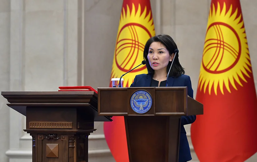 Ол аяғын көтеріп, кискасын көрсетті. Онлайн көру.