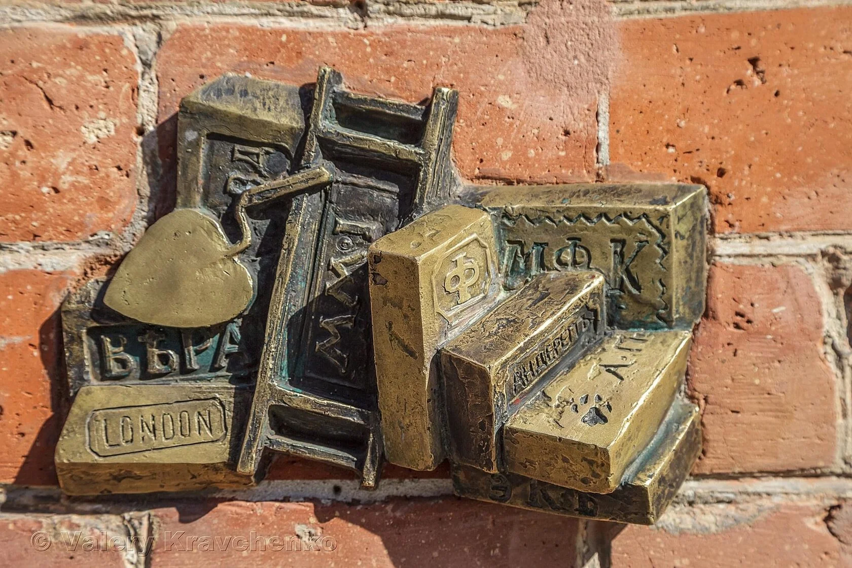 Небанальная прогулка: туристический маршрут по Днепру за бронзовыми минискульптурами фото