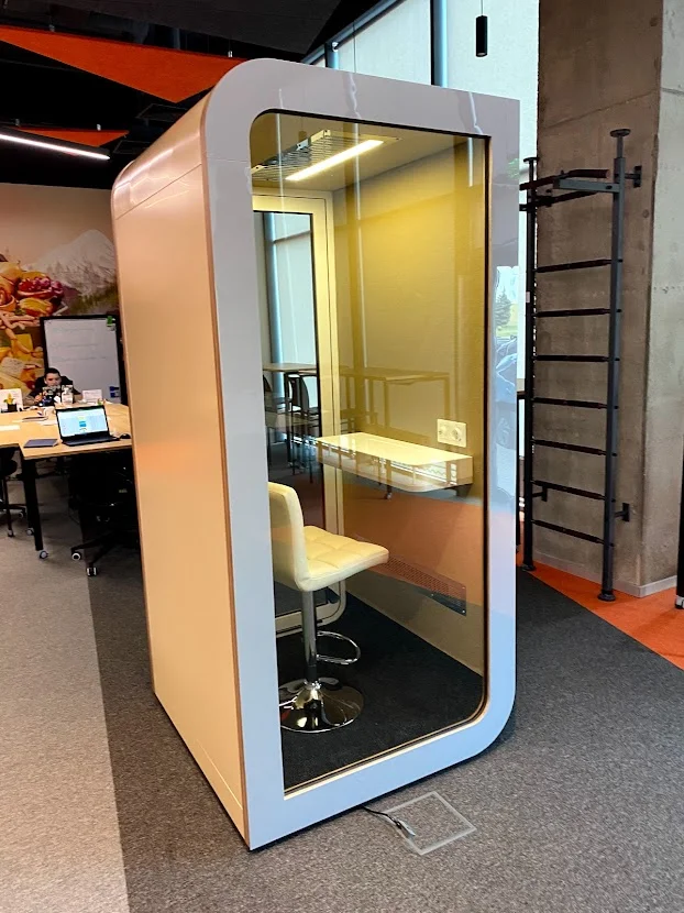 Telefonní budka do kanceláře