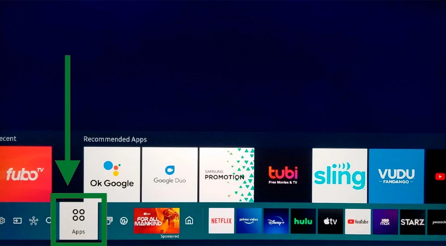 Нижняя панель Smart Hub на телевизоре Samsung, зелёная стрелка указывает на плитку Apps
