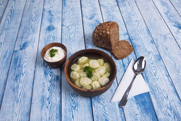 Bir partiyada porno taqdim etdi Tort oyoqqa turgan yalangoch qizlarning fotosuratlari