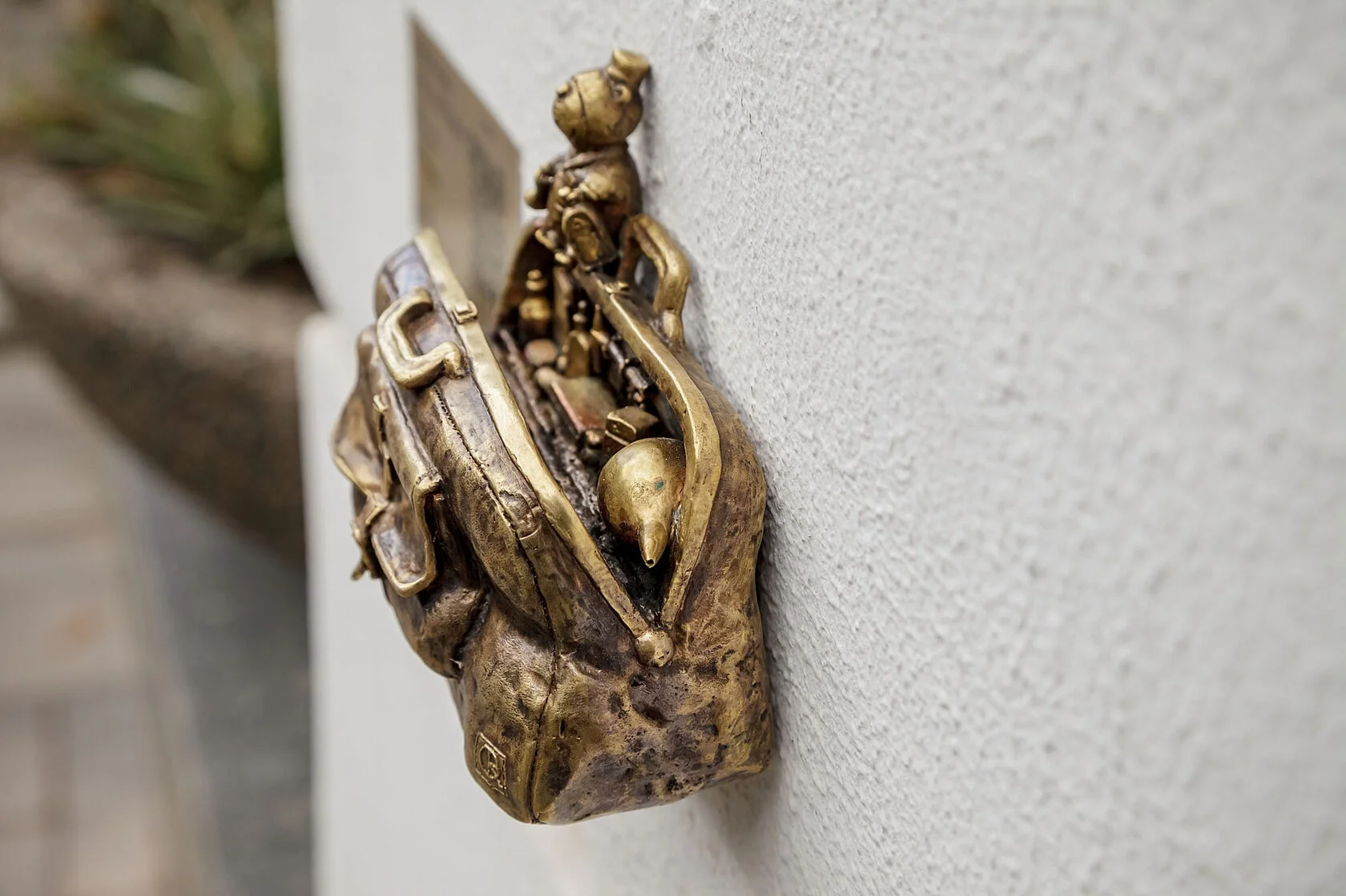 Небанальная прогулка: туристический маршрут по Днепру за бронзовыми минискульптурами фото