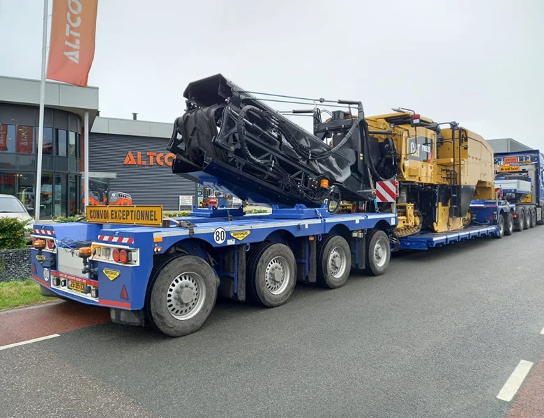 Студент қыздарды жатақханада жаттықтырып жатыр Қыздар мен ұл