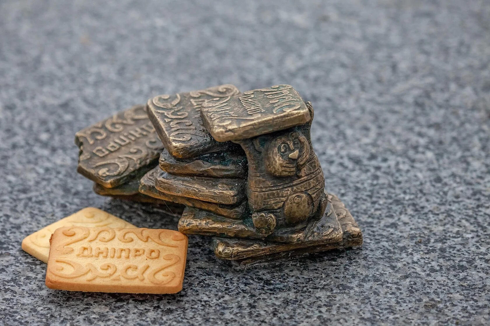 Небанальная прогулка: туристический маршрут по Днепру за бронзовыми минискульптурами фото