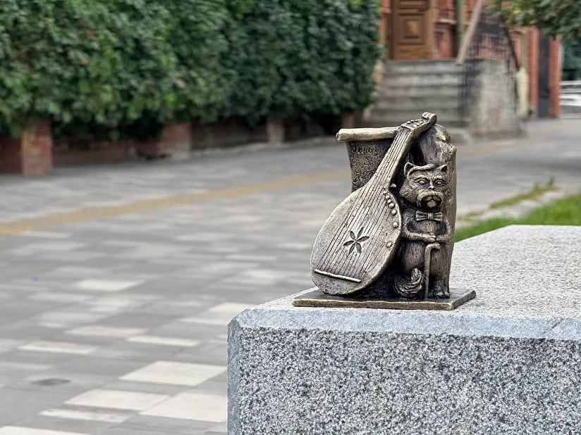 Небанальная прогулка: туристический маршрут по Днепру за бронзовыми минискульптурами фото