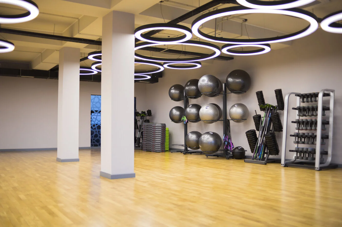 Қыз үрлемелі құралмен мастурбация жасайды